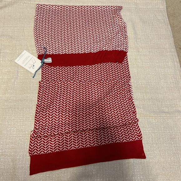 Red and white scarf women’s - Picture 3 of 5